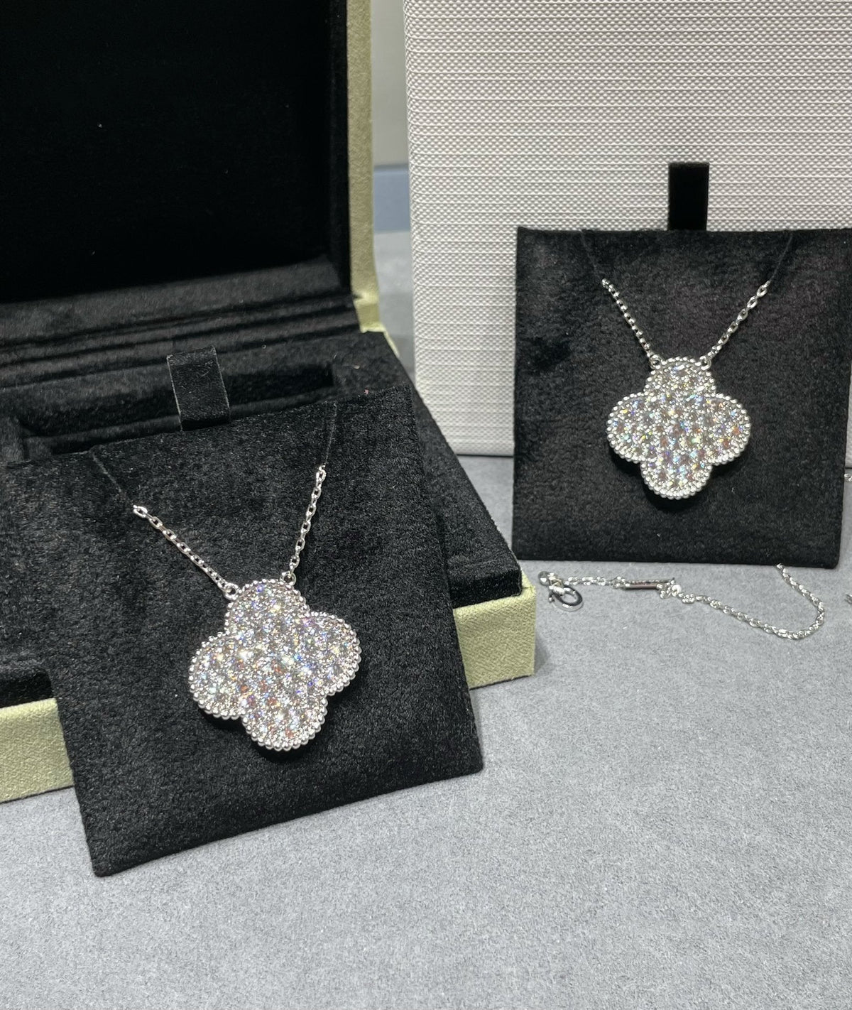 [Renovia Jewelry]CLOVER 25MM LARGE PENDANT DIAMOND PAVED SILVER NECKLACE