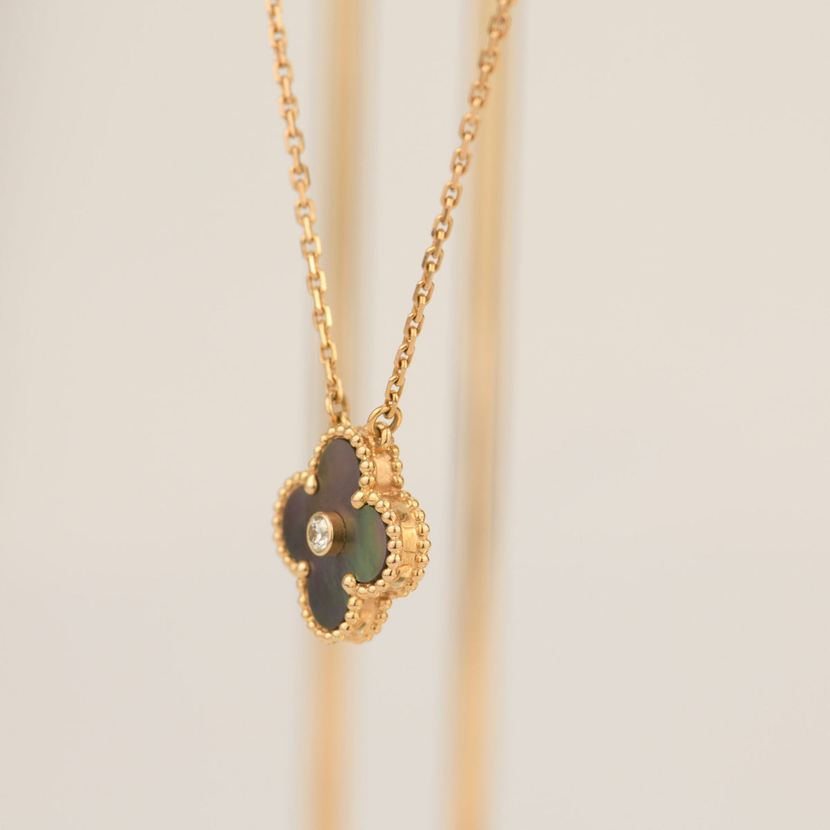[Renovia Jewelry]CLOVER 15MM DIAMOND AND MOTHER-OF-GREY NECKLACE